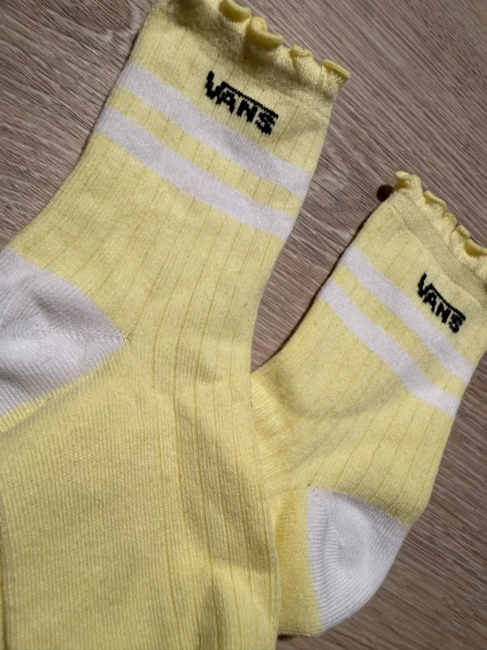 NWOT Vans Ruffled Crew Socks